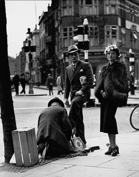 Wolf Suschitzky: Shoe Shine, Charing Cross Road, London, 1937