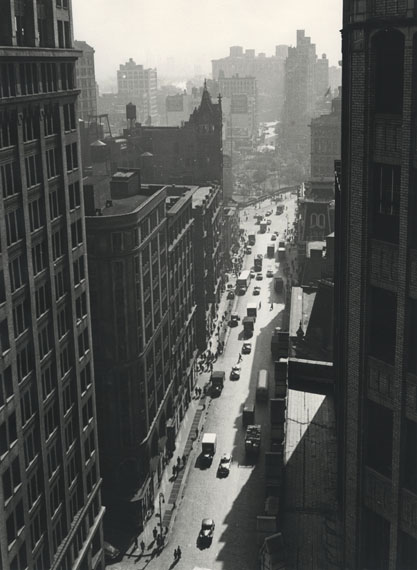 Rudy Burckhardt: Broadway toward Union Square, New York, 1948 © The Estate of Rudy Burckhardt and Tibor de Nagy Gallery, New York
