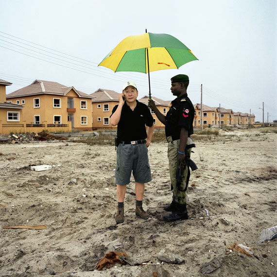 Paolo Woods: Chinafrica, Mr. Wood, Lagos, Nigeria, aus der Serie Chinafrica, 2007Archival Pigment Print auf Aluminium, 80 x 80 cm © Paolo Woods/INSTITUTE