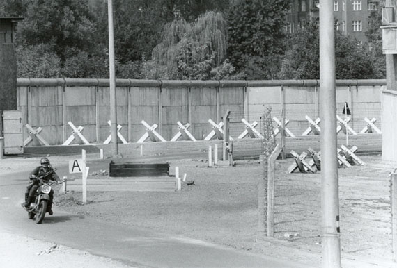 Manfred Hamm: Berliner Mauer - Vopo im Todesstreifen, 1976, s/w Fotografie, 30 x 40 cm, Courtesy Galerie Georg Nothelfer