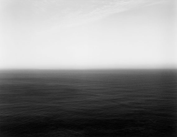 Hiroshi Sugimoto„SEA OF JAPAN HOKKAIDO II“, FROM THE SERIES „SEASCAPES“. 1986Gelatin silver print44,8 x 58 cm (50,5 x 60,5 cm) (17 5/8 x 22 7/8 in. (19 7/8 x 23 7/8 in.))Signed, dated, titled and numbered in pencil on the reverse. Numbered in the margin lower right with blindstamp. One of 25 numbered prints.