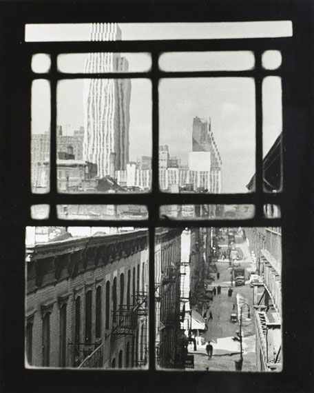 André KERTÉSZTHIRD AVENUEGELATIN SILVER PRINT ON DOUBLE WEIGHT PAPER, CIRCA 1960-1970;25,30 × 20,40 cm for the sheet (9,80 × 7,90 in.)24,60 × 19,70 cm for the image (9,40 × 7,50 in.)Estimate: 1 500-2 500€