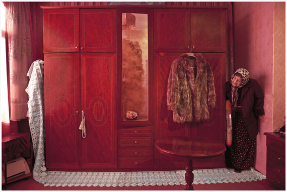 © NILBAR GÜRES SU TABANCASIYLA OYUN ÇIRÇIR SERİSİ’nden / PLAYING WITH A WATER GUN from the ÇIRÇIR SERIES2010, C-Print, .120 x 180 cm Courtesy Galerie Martin Janda, Wien; Rampa Gallery, Istanbul