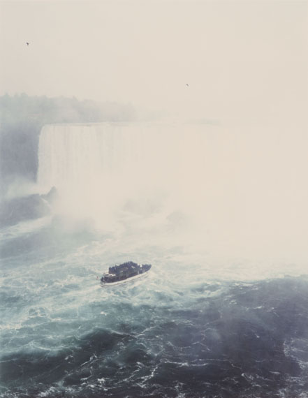 Andreas Gursky, Niagara falls, 1989. Chromogenic print on plastic board. 75 x 58 cm (100.8 x 83.5 cm). From an edition of 12. Estimate 60,000 – 80,000 €