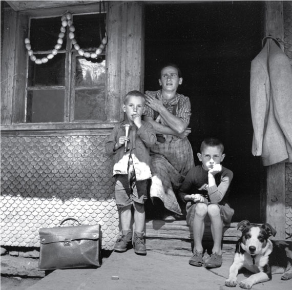 Theo Frey, Fluhli, Entlebuch (Rosa Felder with Josef and Toni), 1947© Fotostiftung Schweiz (Swiss Foundation of Photography)