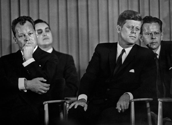 Harry Croner: Der Amerikanische Präsident John F. Kennedy mit Regierendem Bürgermeister Willy Brandt in der Kongresshalle, 26. Juni 1963
© Stadtmuseum Berlin