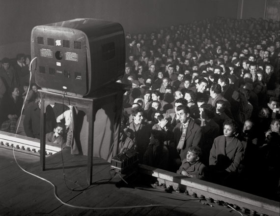 GiancolomboIl Cinema interrompe la proiezione per "Lascia o raddoppia"Carpi, Emilia Romagna, 1956© Archivio Giancolombo