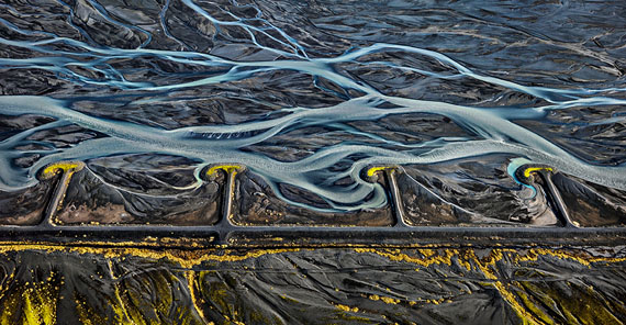 Markarfljót River #3, Erosion Control, Iceland, 201289,2 x 172,7 cm© Edward Burtynsky, courtesy Galerie Springer Berlin