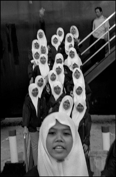 Muslim students wearing the "jilbab" (religious scarf). Surabaya, Indonesia. 2004© Abbas/Magnum Photos