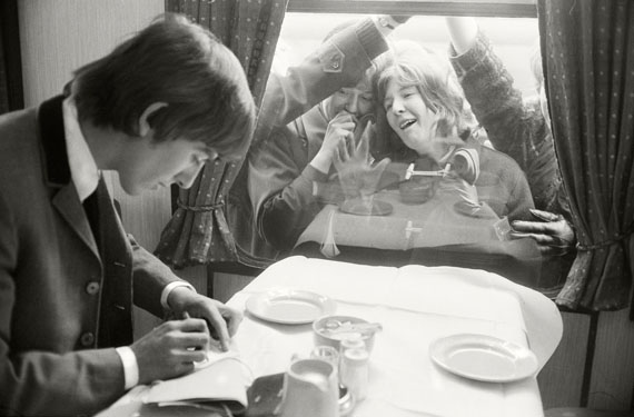 © Max Scheler: "George Harrison gibt Autogramme im Hard Days Night Zug", London, 1964