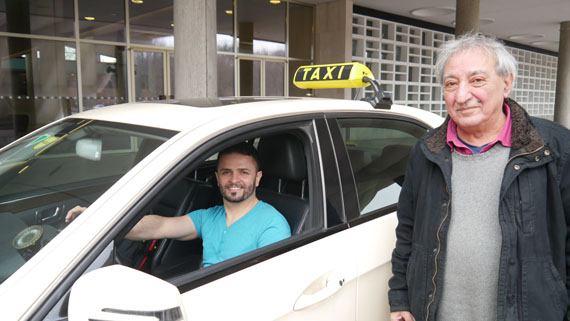 Serbast Adil Rajab (li.) bei Taxifahrer Amanuel Youssefi © Marily Stroux
