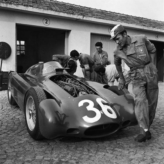Jesse Alexander. Maserati 250f mechanics, Monza, 1957