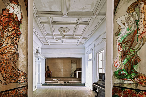 Filipe Branquinho: Casa-Velha, Bühne, aus der Serie Interior Landscapes, 2011 – 2014Ultrachrome Pigmentprint auf Museo Max Archival Paper 250 g/qmAuflage 7+2 AP