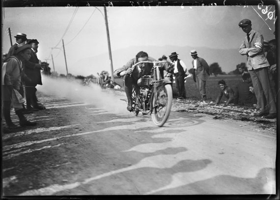 Motorcycle Race in Geneva (Kilomètre lancé), 1919
© Keystone / Photopress-Archiv / Jules Decrauzat