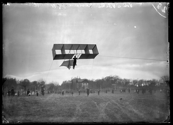 Pierre Braisers Flight Attempt, Geneva, 1911 
© Keystone / Photopress-Archiv / Jules Decrauzat