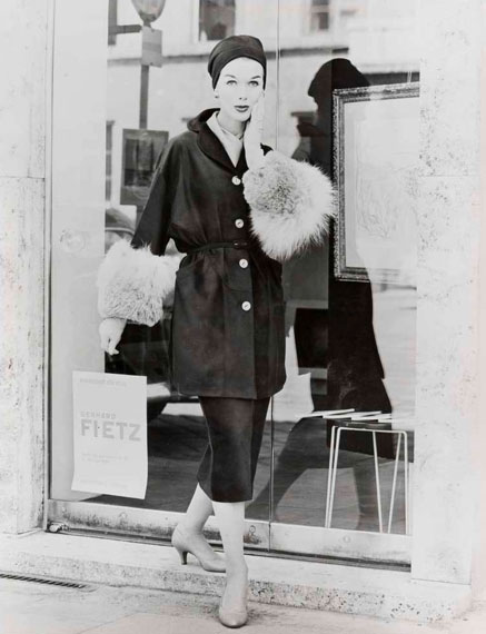 Lange, taillierte Damenlederjacke "Modell Romanoff" mit breiten Pelzärmelmanschetten, 1957Foto: Regina Relang © Regina Relang-Archiv, Münchener Stadtmuseum / Slg. Fotografie
