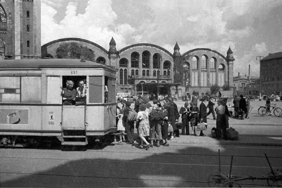 Cecil F. S. Newman: "City Transport", 1946 
[Straßenbahnhaltestelle der Linie 44 in der Invalidenstraße am Stettiner Bahnhof; Mitte, sowjetischer Sektor]