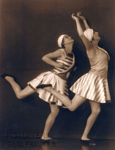 Grete Kolliner
Mila Cirul und Hedy Pfundmayr in "Olympiade zu zweit"
(ohne Musik) mit Kostümen von Georg Kirsta, 1928 
Silbergelatineabzug, 9,9 × 7,6 cm
© Photoinstitut Bonartes
