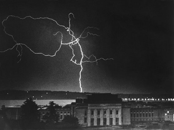 Erich Salomon: Blitz über dem Völkerbundpalast. Genf 1936.© Reproduktion: Berlinische Galerie, Landesmuseum für Moderne Kunst, Fotografie und Architektur
