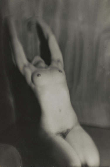 Germaine KrullWeiblicher Akt, 1928Silbergelatineabzug, 21,6 x 14,4 cmCentre Pompidou, Paris. Musée national d'art moderne/Centre de, création industrielle© Estate Germaine Krull, Museum Folkwang, Essen