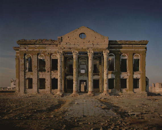 Simon Norfolk: A government building, close to the former presidential palace at Darulaman, destroyed in fighting between Rabbani and the Hazaras, 2001 © Simon Norfolk