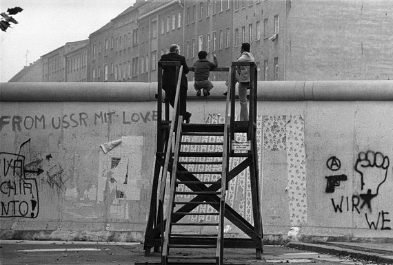 Barbara Klemm: Glancing over the wall, Berlin-Kreuzberg, Germany, 1977 © Barbara Klemm