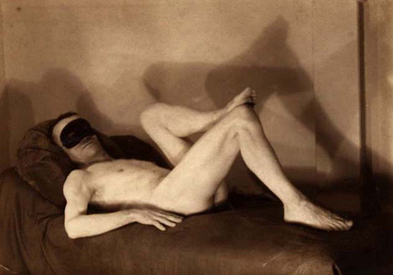 Pierre MolinierAutoportrait nu allongé au loup  circa 1955Epreuve argentique d'époque7,7 x 10,9cm2000 / 4000 €