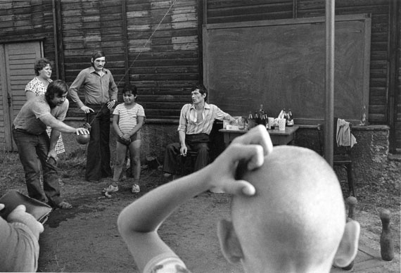 Viktor KolářEinheimische beim Kegeln während eines Sommerwochenendes, aus der Serie "Ostrava" 1981© Viktor Kolář