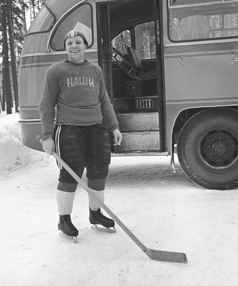 Boris Smirnov. Captain of «Nashi» hockey team, Yuri Gagarin, 1963