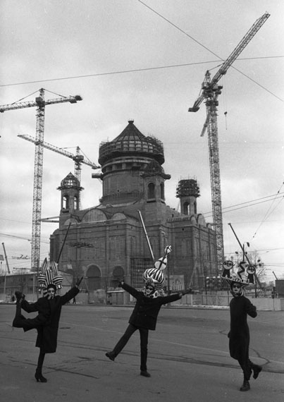 Sergei Borisov. Dance in front of the construction site, 1996