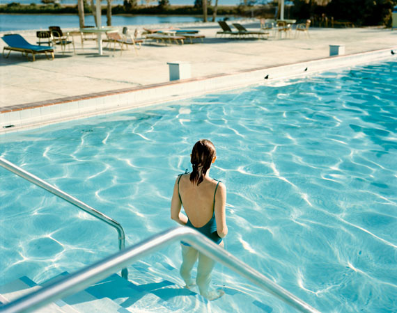 Stephen Shore: Ginger Shore, Causeway Inn, Tampa, Florida, Nov. 17, 1977. From the series "Uncommon Places"© Stephen Shore. Courtesy 303 Gallery, New York & Sprüth Magers
