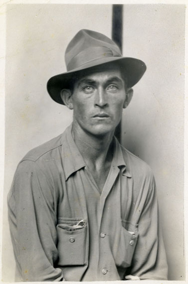 Mike Disfarmer: Seated man (Daulton Hartsfield) 1940 © Mike Disfarmer / courtesy of the Edwynn Houk Gallery New York
