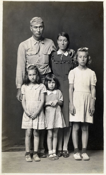 Mike Disfarmer: Louie and Alma Ramer with their daughters Lucille Avonell and Faye 1945 © Mike Disfarmer / courtesy of the Edwynn Houk Gallery New York