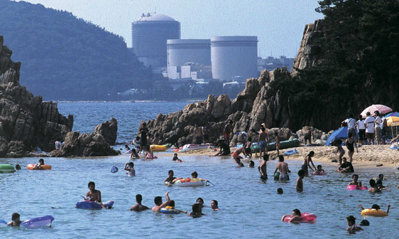 Kenji Higuchi, Präf. Fukui, Japan 2004
Im Sommer wird der Badestrand am Meer vor dem AKW Mihama gut besucht.