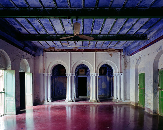 Thomas Jorion: Institution religieuse, salle commune, Chandernagor, Inde, 2014, Serie Vestiges d'Empire, 96 x 120 cm, C-Print