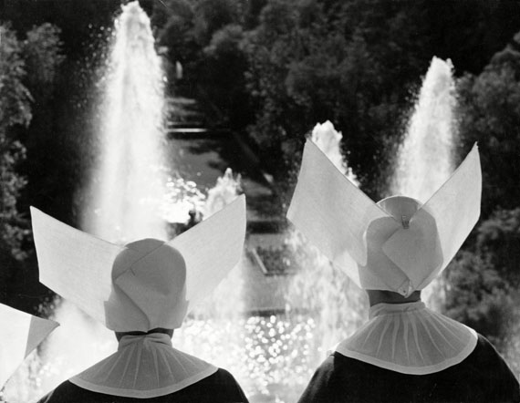 © Max Scheler: "Zwei Nonnen erfreuen sich an den Springbrunnen", Tivoli Gärten bei Rom 1951 / Courtesy Johanna Breede PHOTOKUNST
