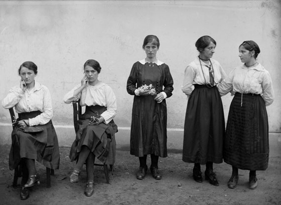Female Workers in Front of the Chocolate Factory Cima Norma, Dangio-Torre 
© Fondazione Archivio Fotografico Roberto Donetta, Corzoneso