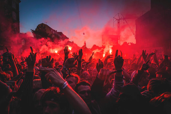 Magnus Nygaard: Nørrebro Redbull romerlys crowd, 2015 from the Photo City exhibition: Picture the Music