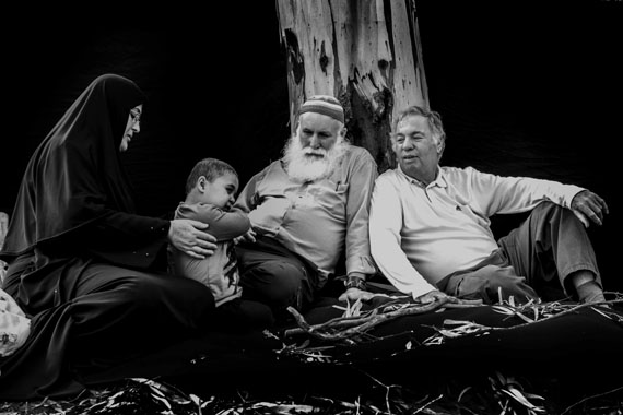 Hamouda al-Farah, Mitte, Palästinenser, mit seiner Frau Awatef, links, und seinem Enkel Muhamad, der wegen einer schweren Krankheit im Krankenhaus behandelt wird.
Die Familie al-Farah ist aus Khan Yunis, Gaza, und hat seitdem arabisch-israelischen Krieg 1967 viele Verluste erlitten. 
Buma Inbar, rechts, Israeli, verlor seinen 20 Jahre alten Sohn Yotam, der während seines Dienstes in der israelischen Armee getötet wurde.
© Rina Castelnuovo