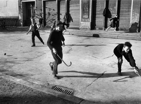 Beim Hockeyspiel, Ostberlin, 1963© bpk, Kunstbibliothek, SMB, Bernard Larsson