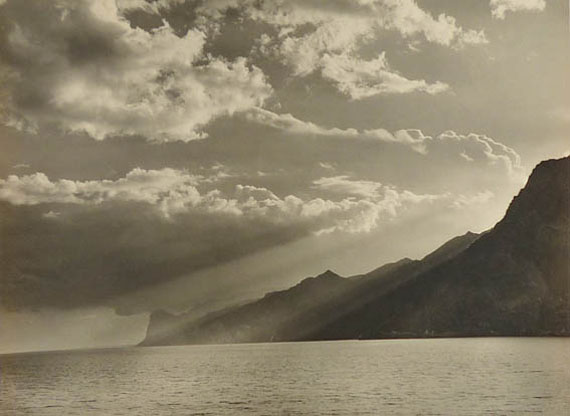 Max Baur. Abend am Gardasee, 1930er JahreVintage Silbergelatineabzug28,7 x 38,7 cm© Nachlass Max Baur / Sammlung M.-L. Surek-Becker