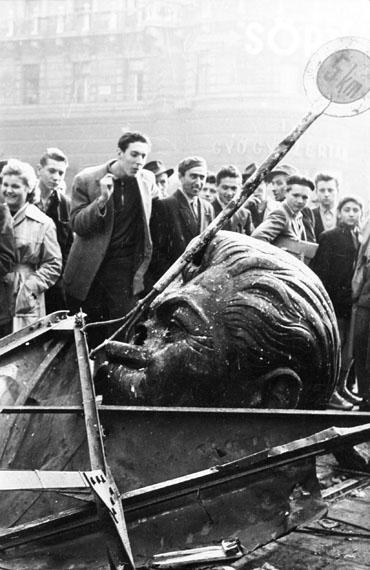 Rolf Gillhausen: Demontierter Kopf einer Stalinstatue, Budapest 1956  © Rolf Gillhausen