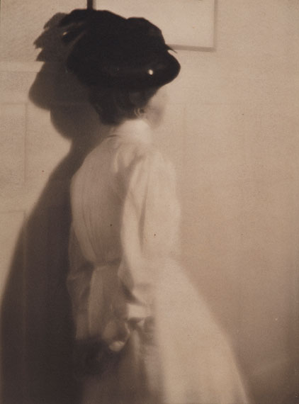 Heinrich Kühn: Mary Warner mit schwarzem Hut, vor 1911 Gummidruck© Museum Folkwang, Essen