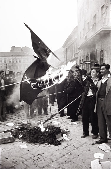 Erich Lessing, Nach der Besetzung der Zentrale der kommunistischen Partei verbrennen Aufständische sowjetische Fahnen, Budapest 30. Oktober 1956 © Erich Lessing