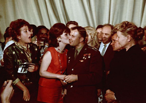 Yakov Khalip. A celebrity kiss. Yuri Gagarin and Gina Lollobrigida, 1961