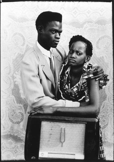 Seydou KeïtaSans titre, 1949-51Tirage argentique noir & blanc sur papier baryté100 x 150 cm© Keïta/SKPEAC, Courtesy Collection Jean Pigozzi, GenèveGalerie du jour agnès b.
