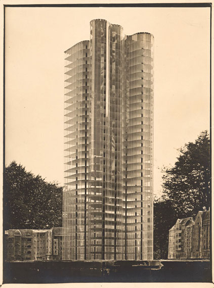 Ludwig Mies van der Rohe
Model Glass Skyscraper. 1922 / Photo: Curt Rehbein, 1922
Vintage. Gelatin silver print
23,4 x 17,4 cm
Estimate: EUR 15.000 – 25.000
