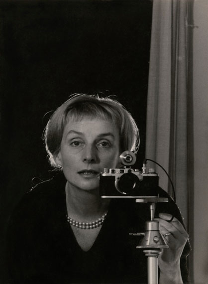 Leonore Mau: Selbstporträt mit Leica, Hamburg, 1962 
© Nachlass Leonore Mau, S. Fischer Stiftung 
