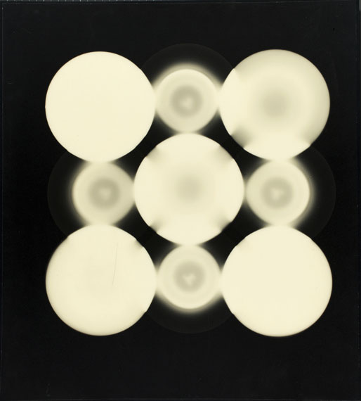 Floris M. Neusüss: photogram, Tellerbild/plates #227, silvergelatine, 1970, ca. 50 x 60 cm