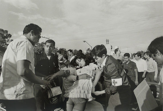 Highway to Queretaro, September 1969 © Enrique Metinides. Courtesy Michael Hoppen Gallery